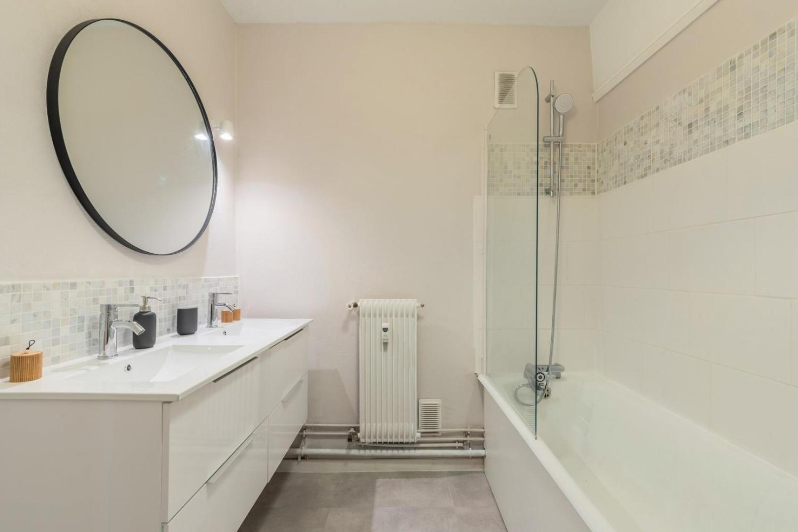 Spacious 3 Bedroom Apartment & Private Parking! Lambersart Extérieur photo