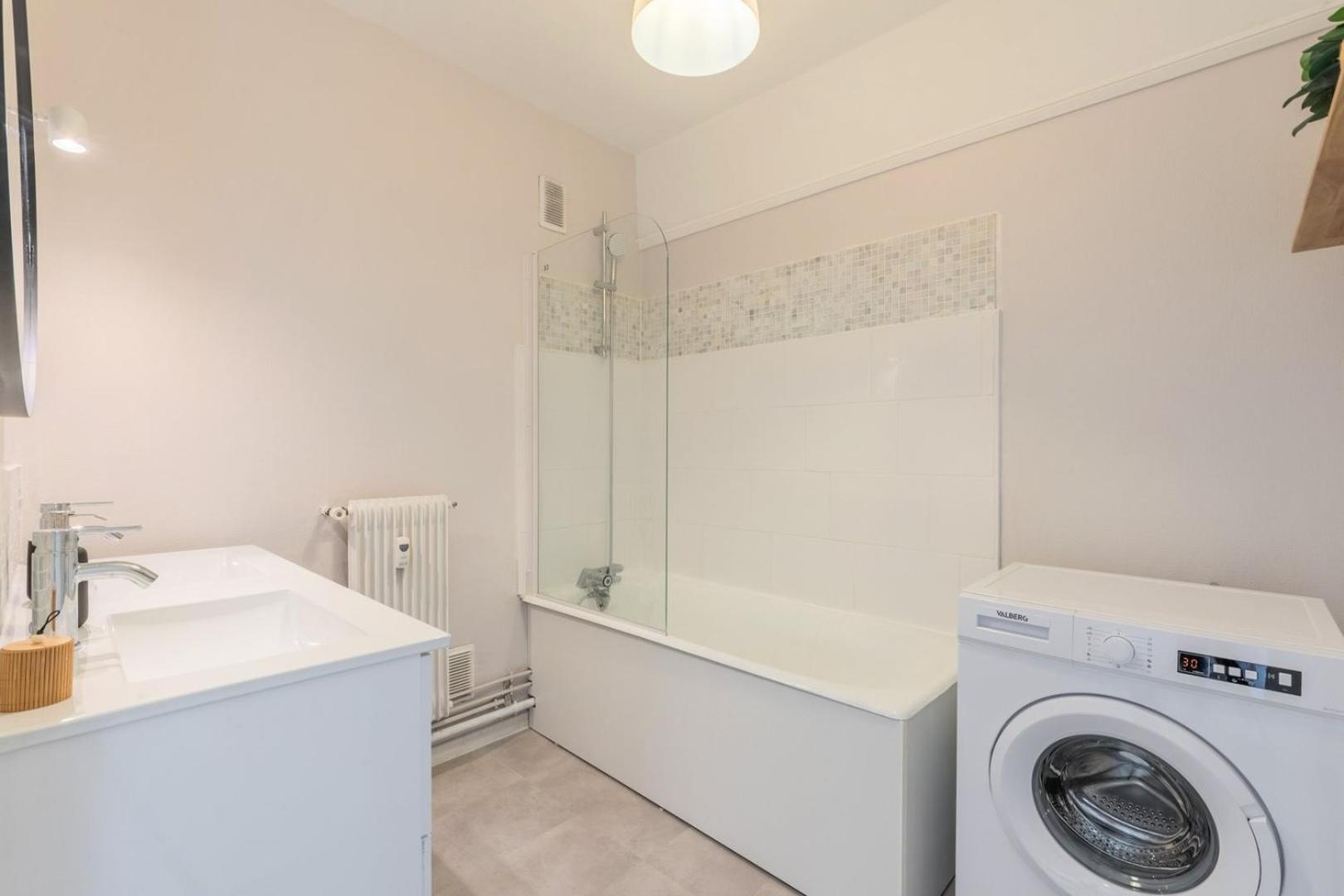 Spacious 3 Bedroom Apartment & Private Parking! Lambersart Extérieur photo